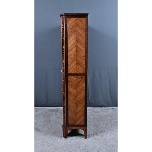 Louis XV-Louis XVI Transition Display Cabinet in Marquetry of Precious Woods, Early 19th Century For Sale - Image 16 of 18