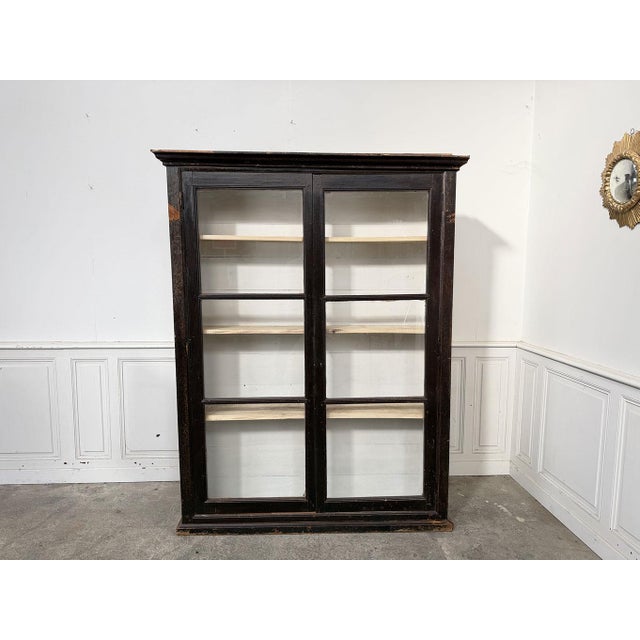 19th-century fir wood bookcase with three adjustable shelves and the original key. A shallow bookcase with plenty of...