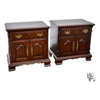 Vintage Pennsylvania House Pair of Cherry Traditional Style Nightstands For Sale
