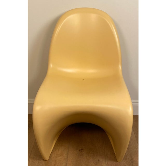 Timeless cantilevered dining chairs designed by Verner Panton in 1959. High-quality design made of fiberglass. Unique,...