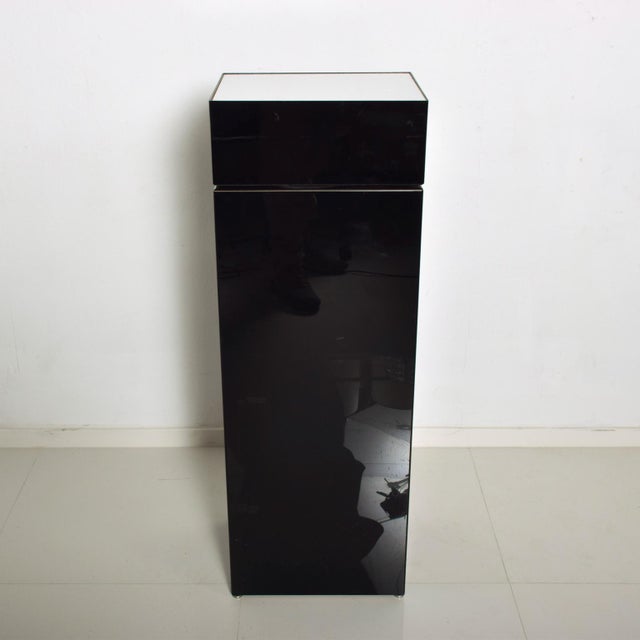 1980s 1980s Post Modern Black & White Acrylic Pillar Sculptural Pedestal Stand For Sale - Image 5 of 7