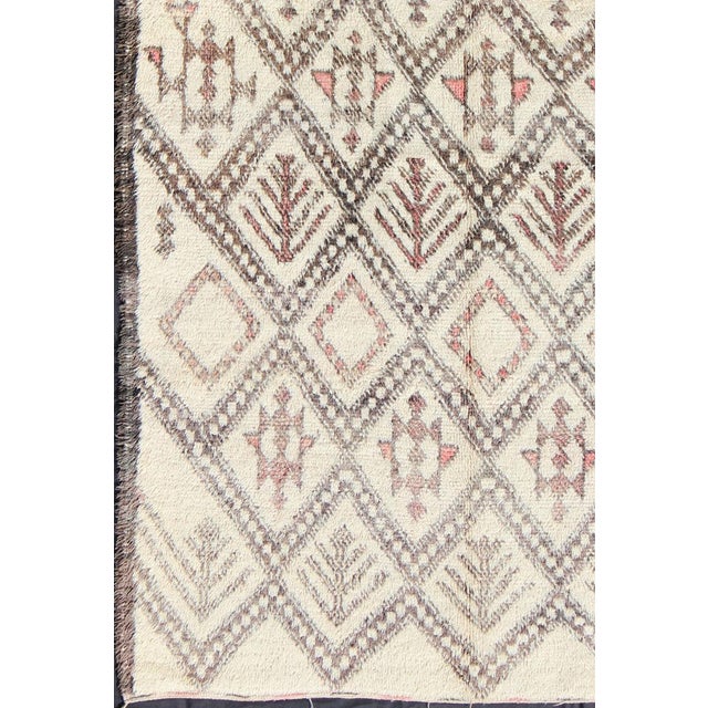 Large Moroccan Beni Ouarain Rug With Diamond Design in Light Ivory, Gray & Pink 6'3"x11'8" For Sale - Image 4 of 5