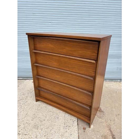 Mid-Century Modern 5 Drawer Dresser by Bassett Furniture, Walnut For Sale - Image 11 of 11