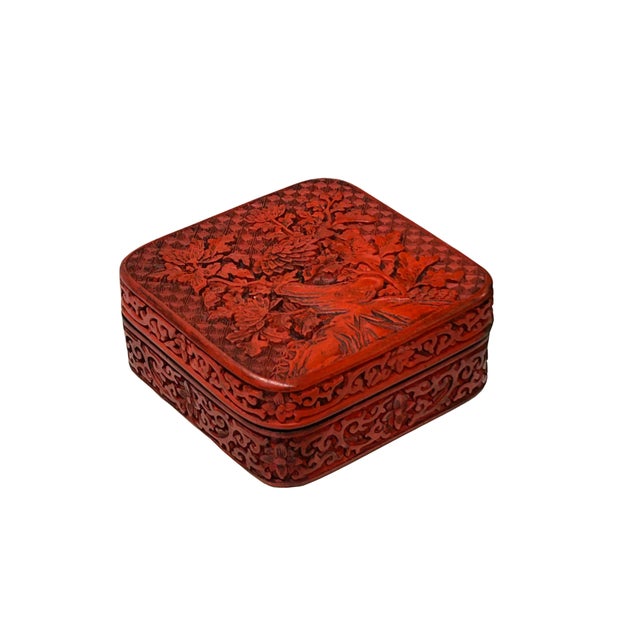 1980s Handcrafted Vintage Chinese Red Lacquer Square Floral Accent Box For Sale - Image 5 of 8