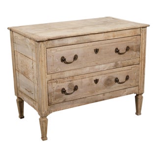 Italian Neoclassical 18th Century Bleached Walnut Commode with Fluted Side Posts For Sale