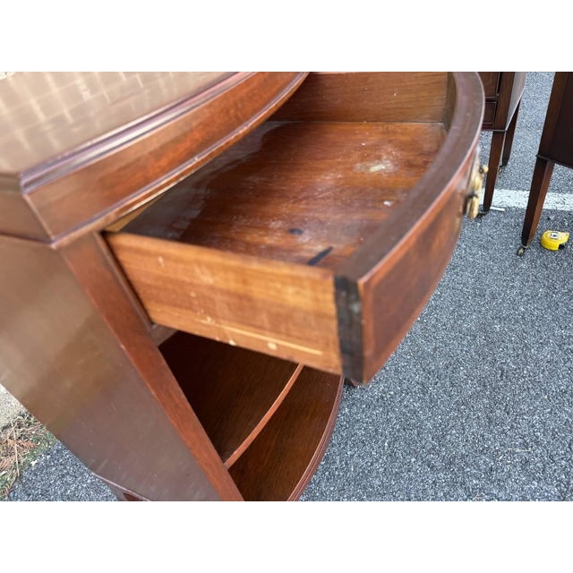 Mid 20th Century Pair of Frederal Style Bowfront Mahogany 1 Drawer Nightstands by Rway Furniture For Sale - Image 12 of 17