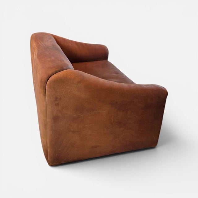A vintage De Sede DS 47 two seat sofa circa 1970's. Sturdy and comfortable, the sofa is constructed with 5mm thick bull...