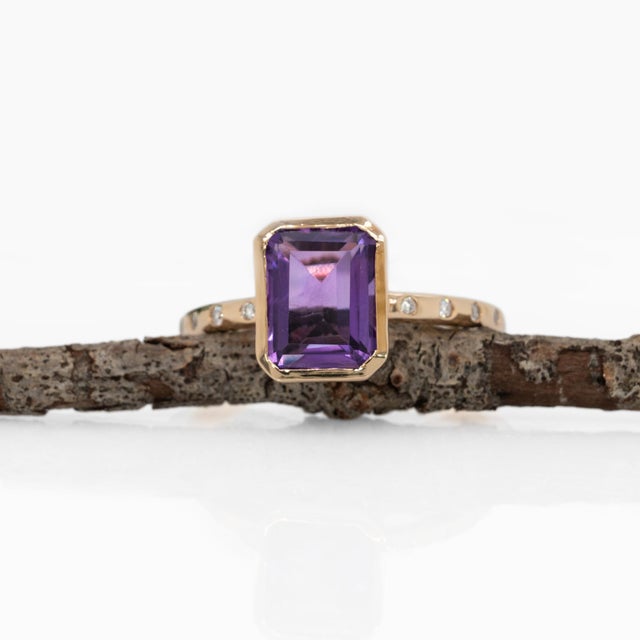 Modern 2.1ct Zambian Amethyst Ring With Natural Diamonds Accents: Solid 14k Gold, 9x7mm For Sale - Image 3 of 8