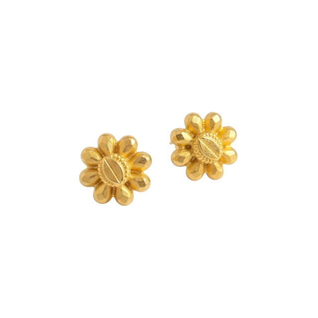 1950s Pair of 22k Yellow Gold Floral Stud Earrings With Screw Backs For Sale In New York - Image 6 of 11