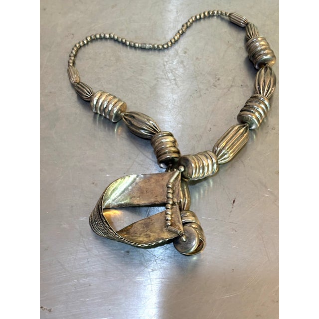 1960s-70s silver tone chunky oversized beaded necklace w/ brutalist-style "folded" metal center pendant. Screw clasp....