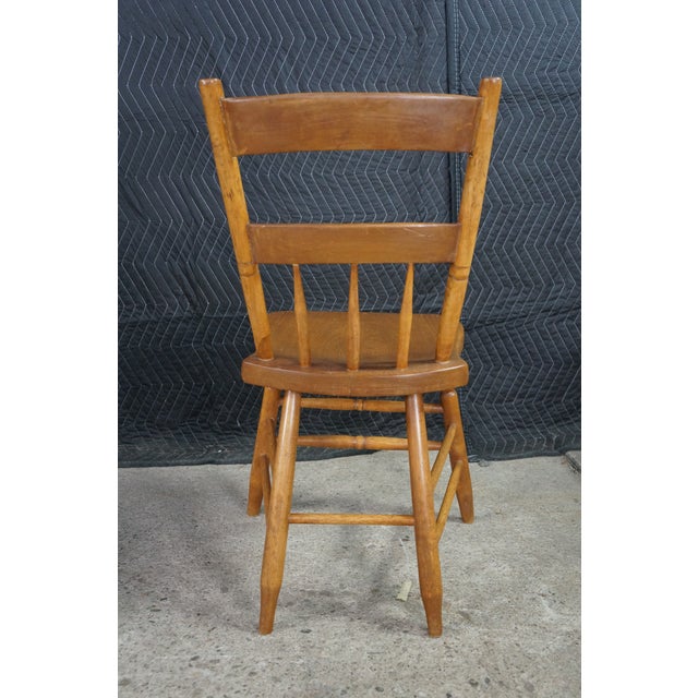 2 Antique 19th Century Colonial Windsor Thumb Back Maple Side End Chairs Pair For Sale - Image 11 of 18