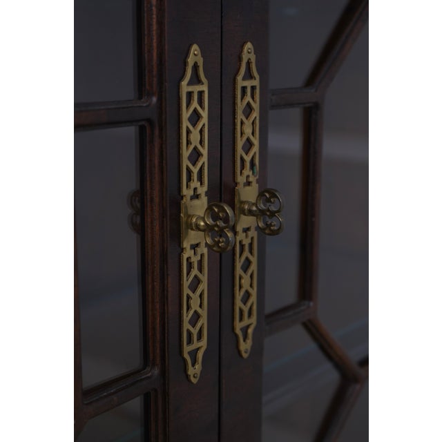 Brown 1990s Henredon Chippendale Mahogany 2 Door Curio Display Cabinet For Sale - Image 8 of 14