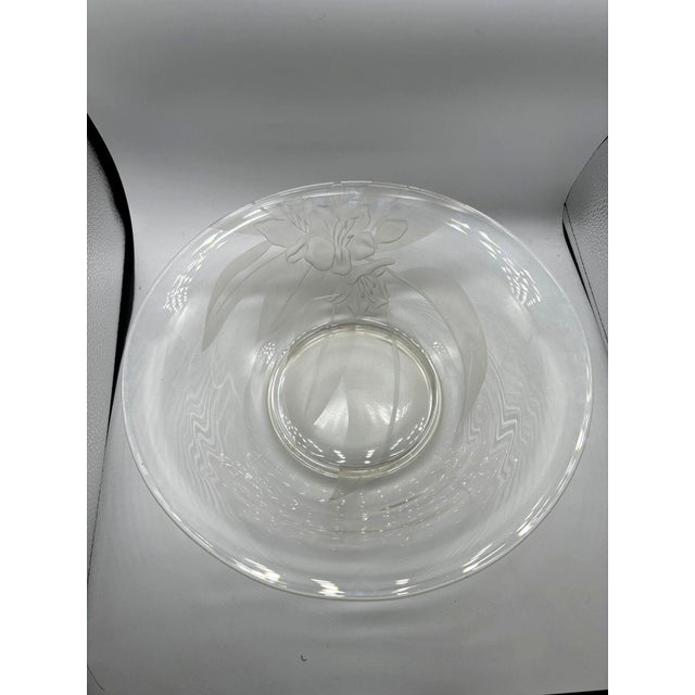 Transparent Vintage 1950's Dorothy Thorpe Etched Art Glass Hibiscus Bowl For Sale - Image 8 of 9