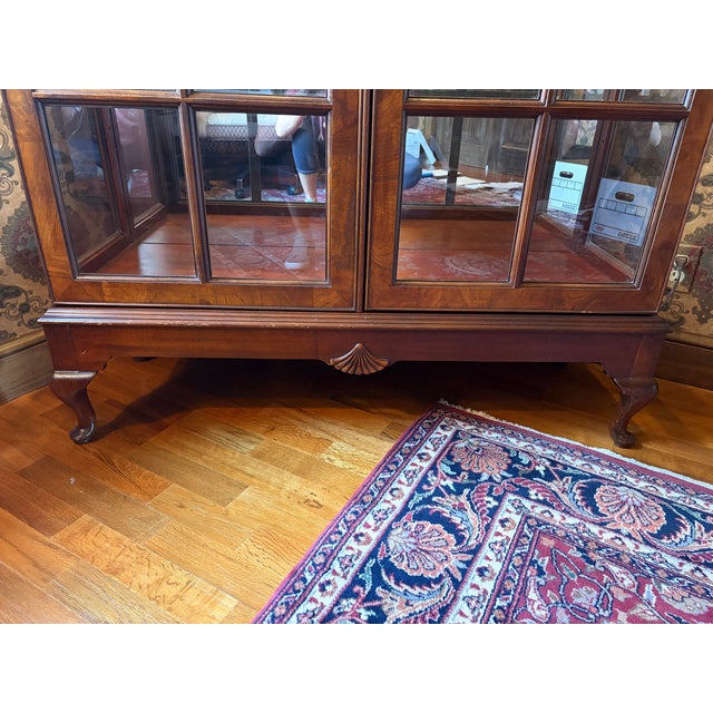 Attributed to Hekman Furniture Glass Front Display Cabinet With Burled Wood, Mirrored Back, Lighted and Glass Shelves, For Sale - Image 9 of 14