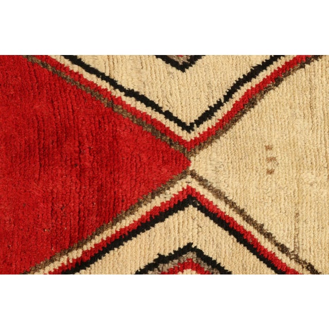 1950s Vintage Gabbeh Tribal Runner in Beige With Grey, Red, Black Chevron Patterns For Sale In New York - Image 6 of 8