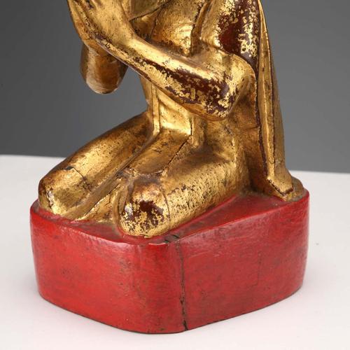 Goldenrod Worshipper in Carved Gilded Wood For Sale - Image 8 of 9