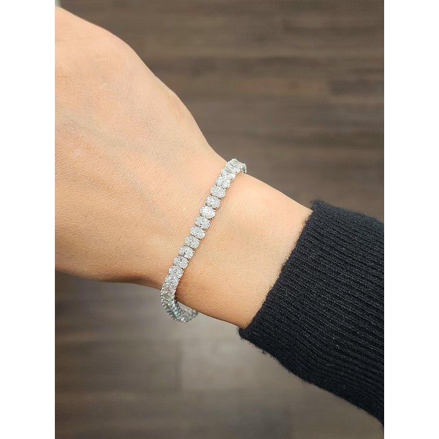 This modern tennis bracelet showcases exquisite craftsmanship, designed to captivate with its stunning elegance. Adorned...
