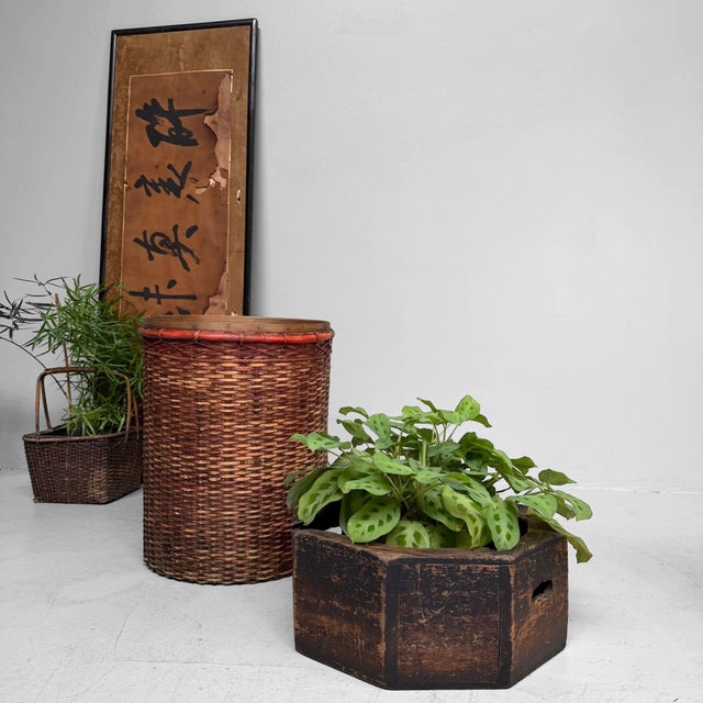 Highly decorative antique Japanese basket, dating from the 1930s, handwoven in bamboo. Dimensions: height 57 cm, diameter...