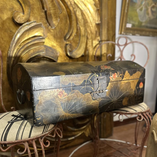 Japanese Taisho Era Urushi-E Trunk, 1920 For Sale - Image 3 of 18