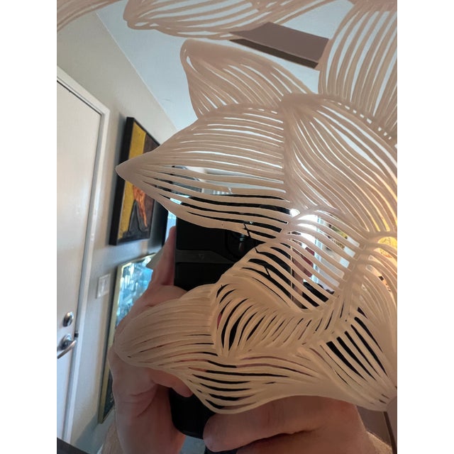 1980s Postmodern 1980s Pink Windsor Wall Circle Brass Mirror Flowers Vase 80s Vintage Richard Sandoval For Sale - Image 5 of 7