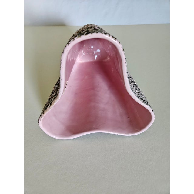 1950s MCM Shawnee Ceramic Atomic Amoeba Lava Textured Pink and Black Vase For Sale - Image 5 of 6