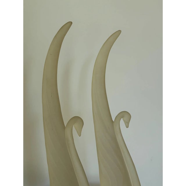 Late 20th Century Pair of Austin Sculpture Frosted Art Glass Swans – Mid-Century Modern Sculptural Birds For Sale In New York - Image 6 of 8