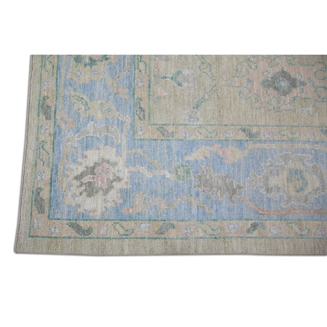 This modern Turkish Oushak rug is a stunning piece of art that has been handwoven using traditional techniques by skilled...