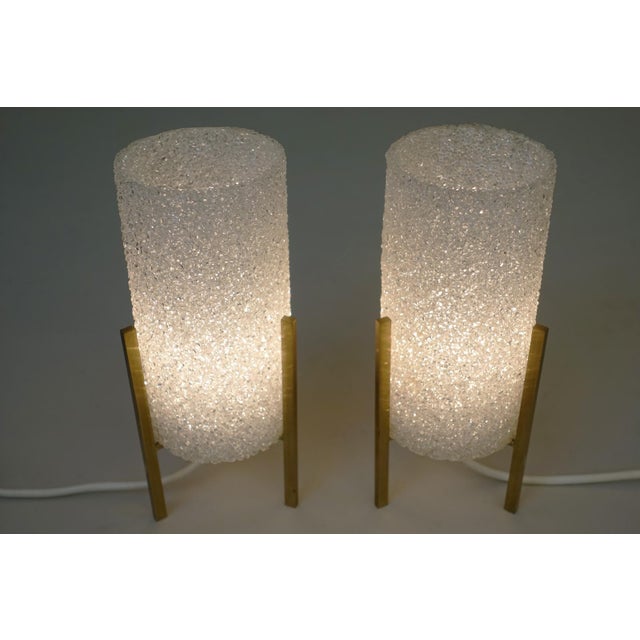 1960s Pair of Italian Modern Rock Candy Acrylic Ice Cylinder Brass Table Lamps 1960's Arteluce Style For Sale - Image 5 of 6