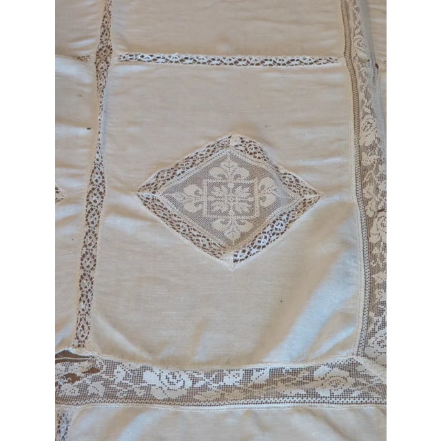 Victorian Mid 20th Century European Linen Banquet Cloth With Filet Lace Medallions For Sale - Image 3 of 9