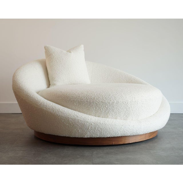 Milo Baughman Satellite Chaise Lounge in Boucle and Walnut, C. 1970s For Sale - Image 4 of 9