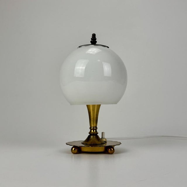 Fontana Arte Small Mid-Century Italian Table Lamp in Brass and White Opaline Glass by Pietro Chiesa for Fontana Arte, 1940s For Sale - Image 4 of 7