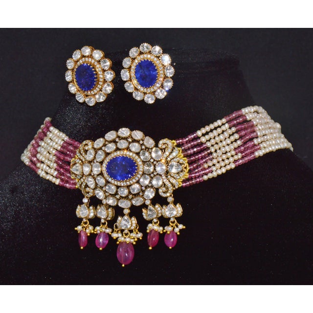 Indian Late 20th Century Natural 121.63Cts Tanzanite Uncut Diamond Pearl Ruby Tourmaline Solid 18k Gold Choker Necklace & Earrings Set, 3 Pieces For Sale - Image 3 of 12