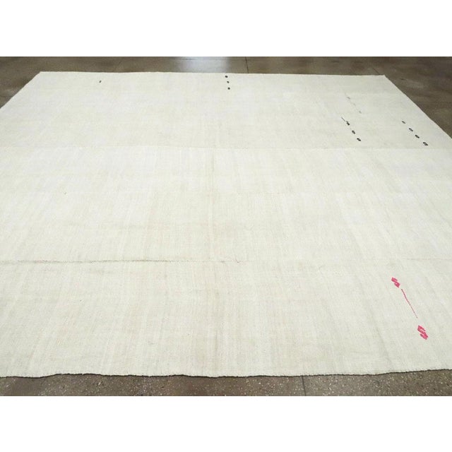 Textile Galerie Shabab Collection Natural White Mid-20th Century Turkish Flat-Weave Kilim Large Room Size Carpet For Sale - Image 7 of 10