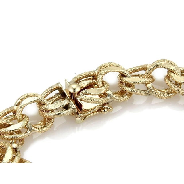 Mid 20th Century 14k Yellow Gold Textured Double Round Link Charm Bracelet 12mm Wide 7.5" For Sale - Image 4 of 5