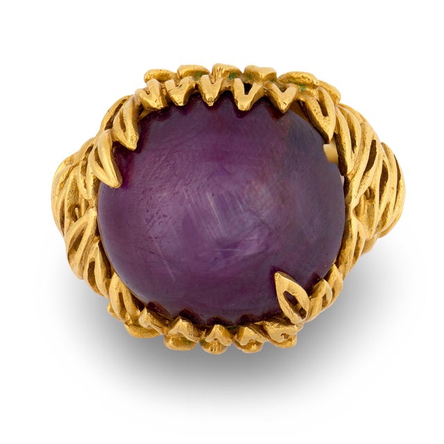 Contemporary Vintage 60.00 Carat Purple Star Sapphire 18k Yellow Gold Cocktail Ring, Size 6.5 For Sale - Image 3 of 5