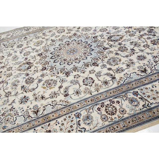 Textile 8x12 Vintage Rug – Hand-Knotted Wool Medallion Area Rug (Ivory & Blue) For Sale - Image 7 of 8