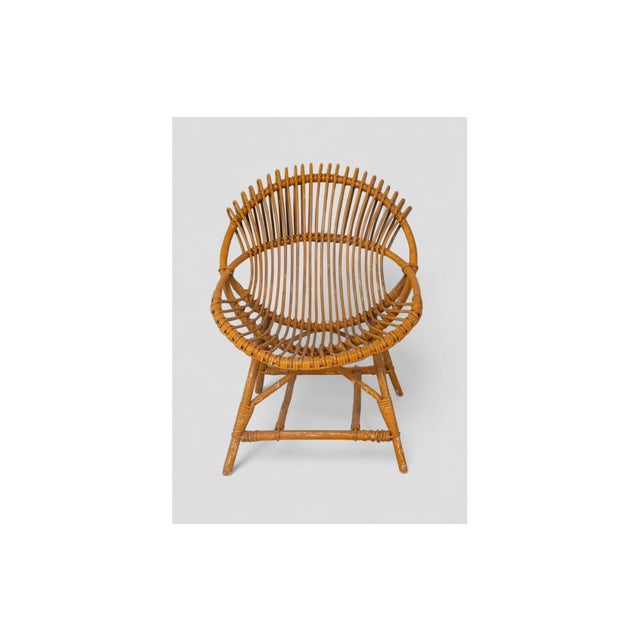 with its sinuous and enveloping profile, this vintage armchair in natural rattan stands out for its iconic shell-shaped...