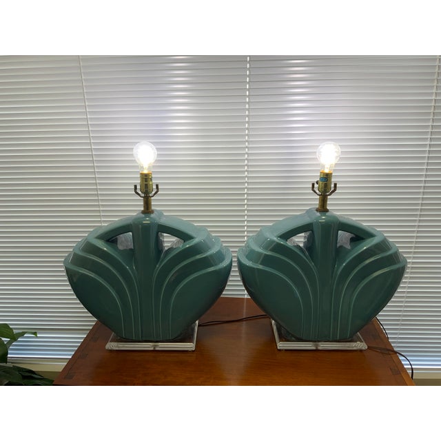 Hollywood Regency 1980s Postmodern Seafoam Green Ceramic Glazed Table Lamps With Lucite Base - a Pair For Sale - Image 4 of 8