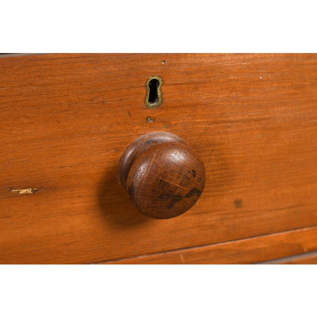 Early 19th Century English Pine Chest of Drawers With Turned Feet, 19th Century For Sale - Image 5 of 9