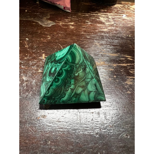 Up for your consideration is a beautiful vintage 80's malachite pyramid paperweight. This would look lovely in your home...