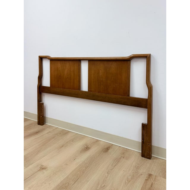 Mid-Century Modern United Furniture MCM Solid Walnut Queen Headboard Vintage Solid Wood Piece For Sale - Image 3 of 12
