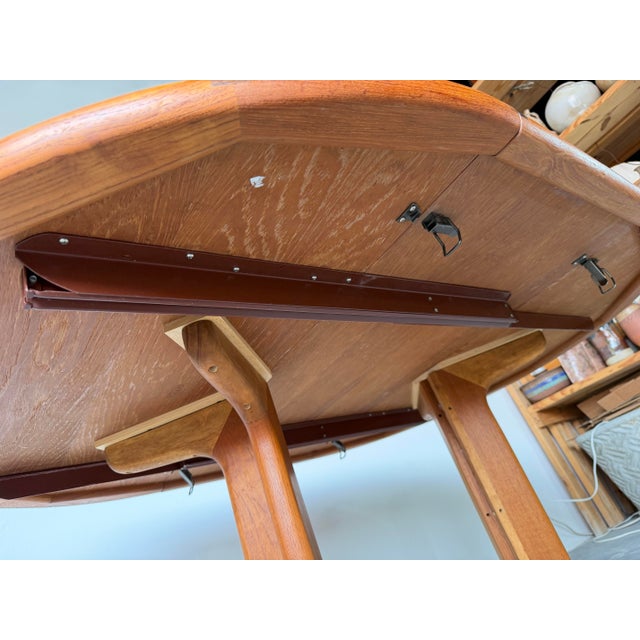 1970s Mid-Century Danish Modern Teak Expanding Round- Oval Dining Table For Sale - Image 16 of 18