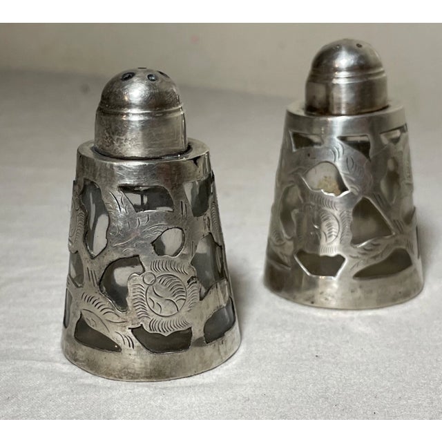 Discover the charm of Mexican craftsmanship with this pair of openwork salt and pepper shakers. Made by LHM, these...