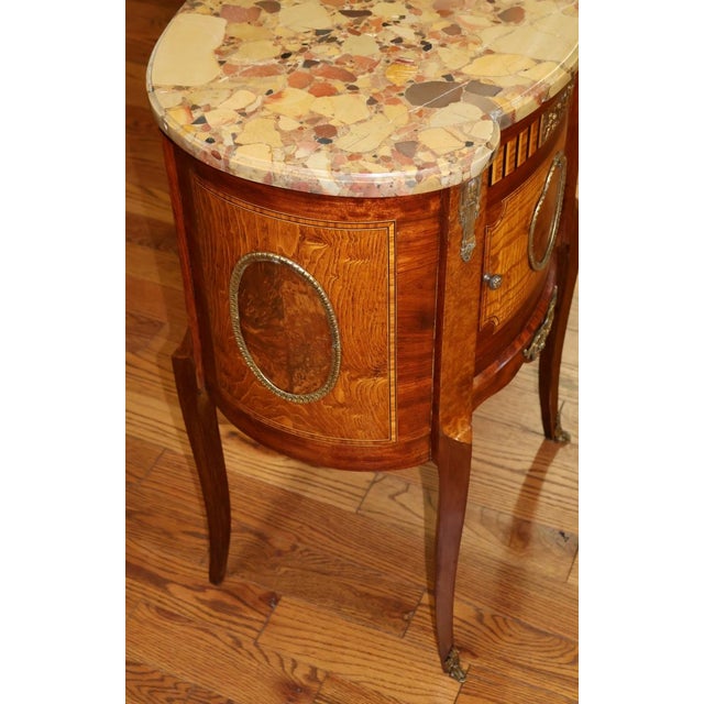 1920s French Louis XV Style Marble Top Mixed Wood Inlaid End Table Nightstand C 1920 For Sale - Image 4 of 12