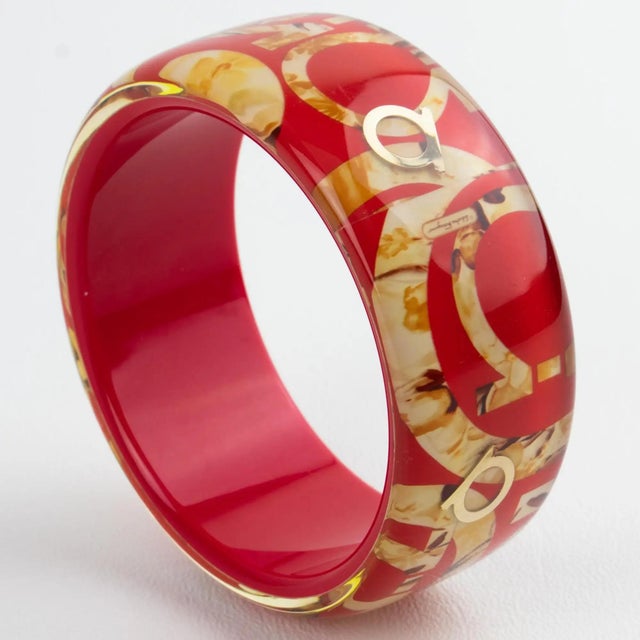 Salvatore Ferragamo Red Acrylic Lucite Bracelet Bangle with Faux-Wood Texture For Sale - Image 11 of 14