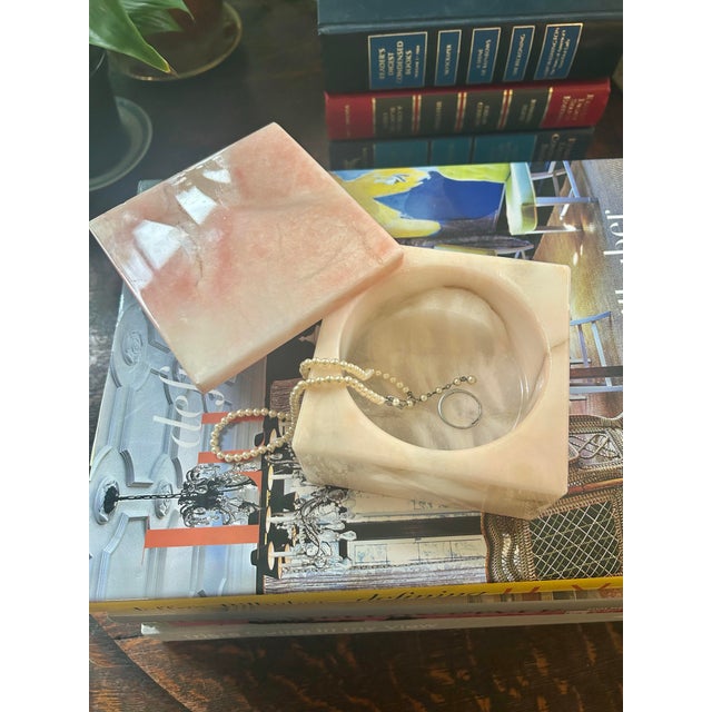 Vintage Italian Volterra Blush Alabaster Swivel Top Jewelry Trinket Box For Sale In New Orleans - Image 6 of 8