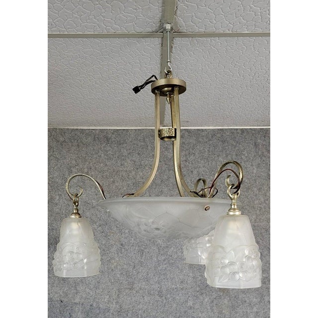 Large Art Deco chandelier in pressed molded glass, circa 1930 4 light arms in total silver-plated metal frame hammered...