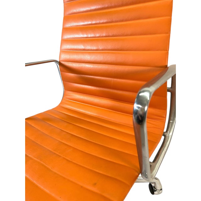 Mid-Century Modern Herman Miller for Eames Executive Height Aluminum Group Chair in Orange Leather For Sale - Image 3 of 7