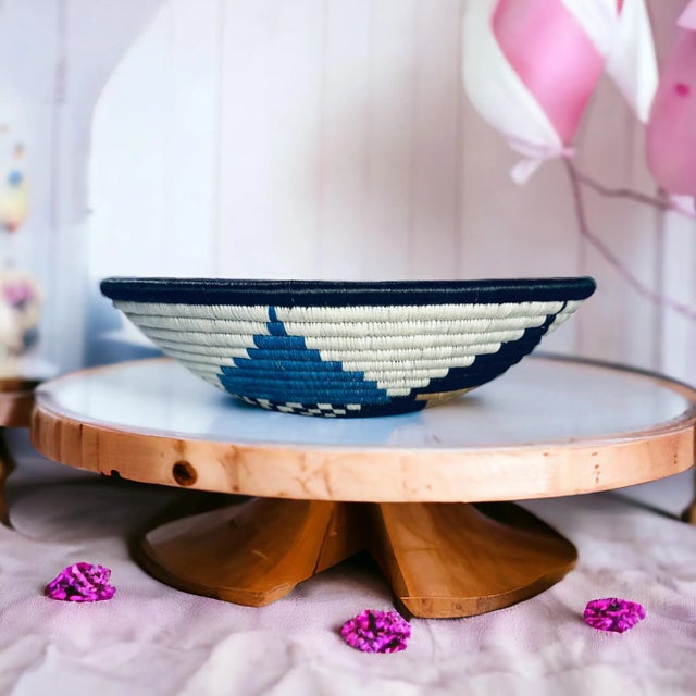 African Rwanda Woven Sweetgrass and Sisal Wall Hanging Basket For Sale - Image 4 of 7