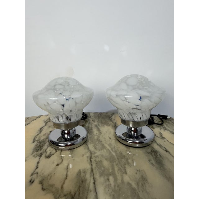 Set of two Italian bedside lamps in chromed metal and Murano glass, 1970 Intact and in good condition. Diameter 19 cm...